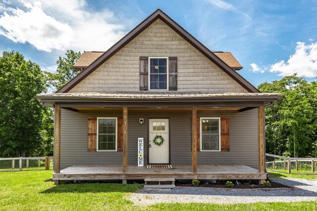 view of front facade with a front yard and covered porch