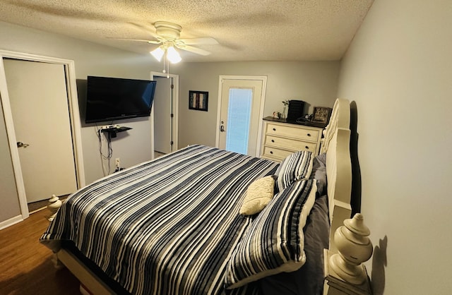 bedroom featuring dark hardwood / wood-style floors, ceiling fan, a textured ceiling, and a closet