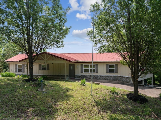 ranch-style house featuring a front lawn