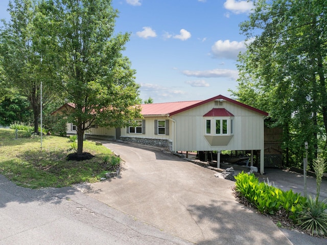 view of front of home featuring a carport