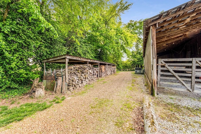 view of yard featuring an outdoor structure