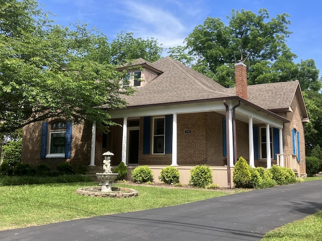 view of front of property featuring a porch and a front lawn