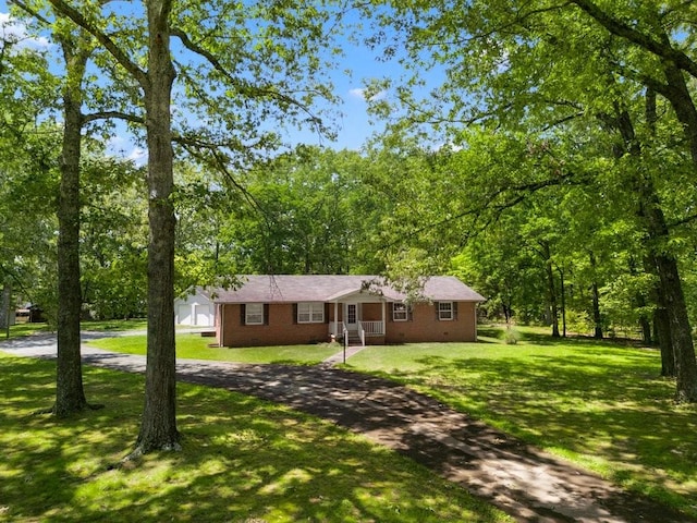 single story home with a front lawn