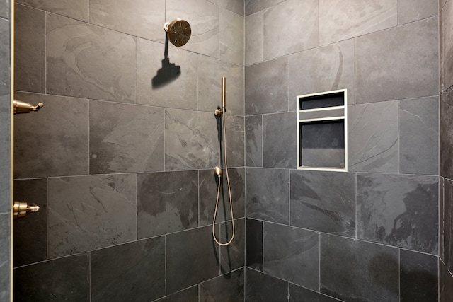 room details featuring a tile shower