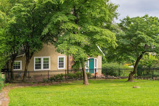 view of front facade featuring a front lawn