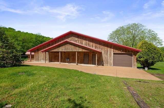 view of front of house featuring an outbuilding and a front yard