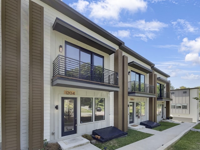 exterior space featuring a balcony