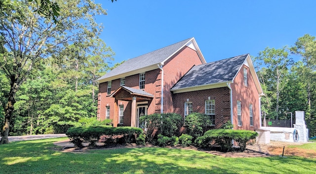 view of front of home featuring a front lawn