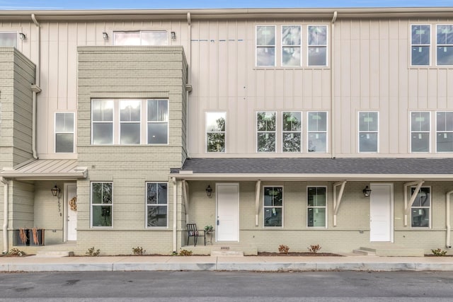 townhome / multi-family property featuring a porch