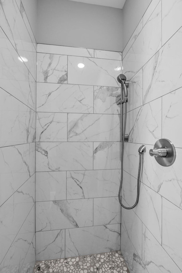 bathroom featuring a tile shower