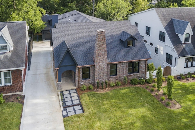 view of front facade featuring a front yard