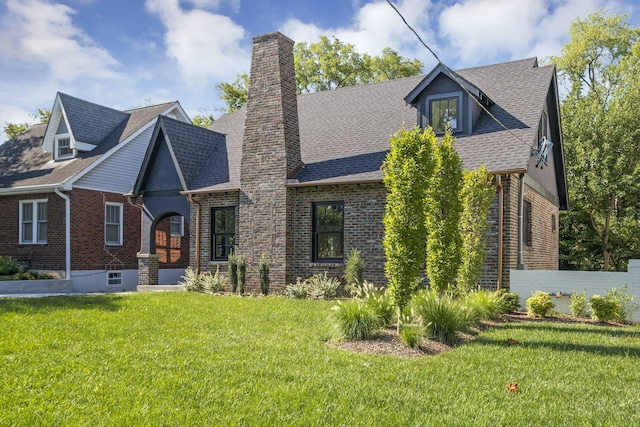 view of front of home with a front lawn