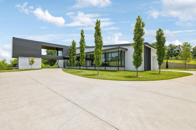 view of front facade featuring a front lawn and a carport