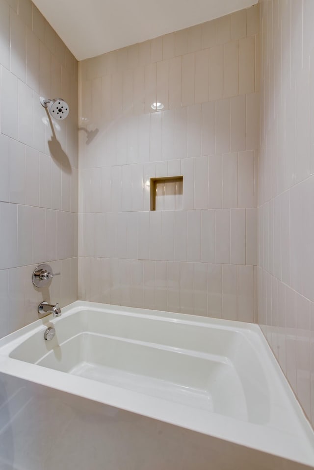 bathroom with tiled shower / bath