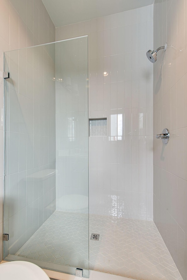 bathroom featuring a tile shower