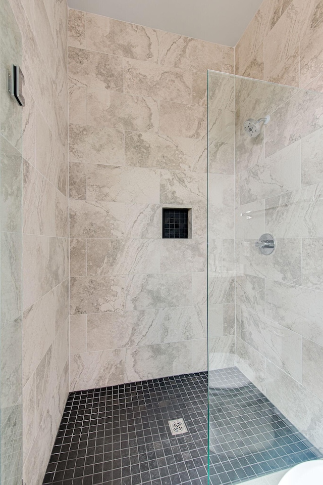 bathroom featuring tiled shower