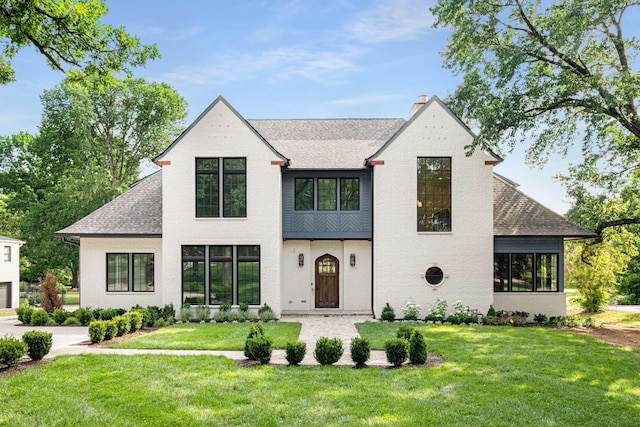 view of front facade featuring a front lawn