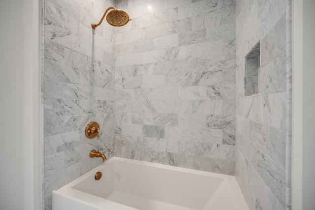 bathroom with tiled shower / bath