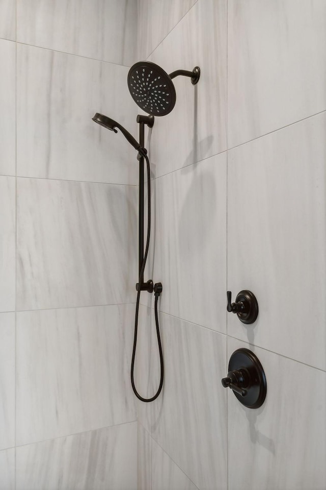 interior details with a tile shower