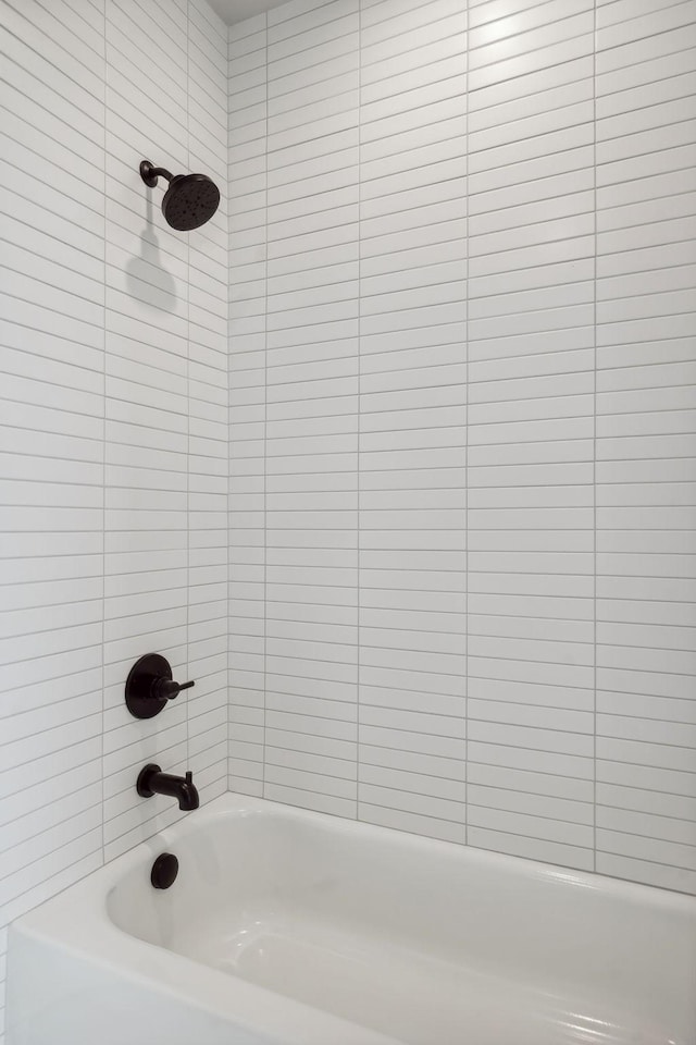 bathroom featuring tiled shower / bath