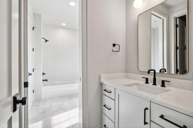 bathroom with vanity and tiled shower / bath