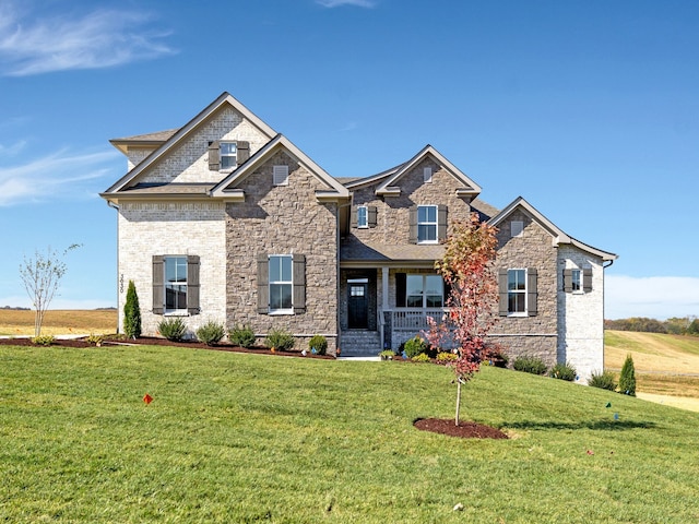 craftsman inspired home featuring a front yard