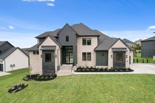 view of front facade featuring driveway, a shingled roof, and a front yard