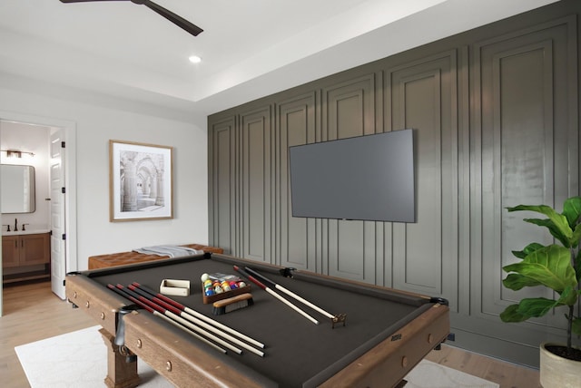 rec room featuring recessed lighting, light wood-style flooring, a ceiling fan, a sink, and billiards