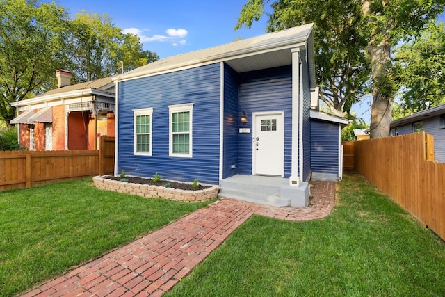 view of front of property featuring a front yard