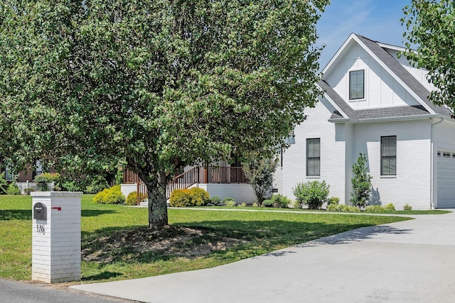 view of front facade featuring a front yard