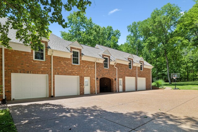 view of front facade featuring a garage