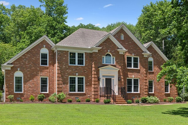 view of front facade featuring a front lawn