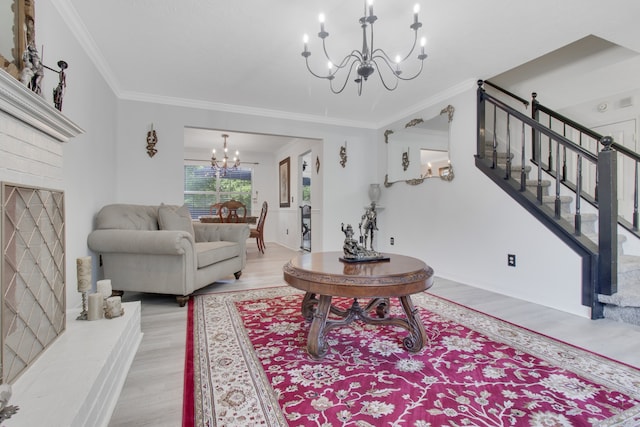 living room with light wood-type flooring, crown molding, and a notable chandelier