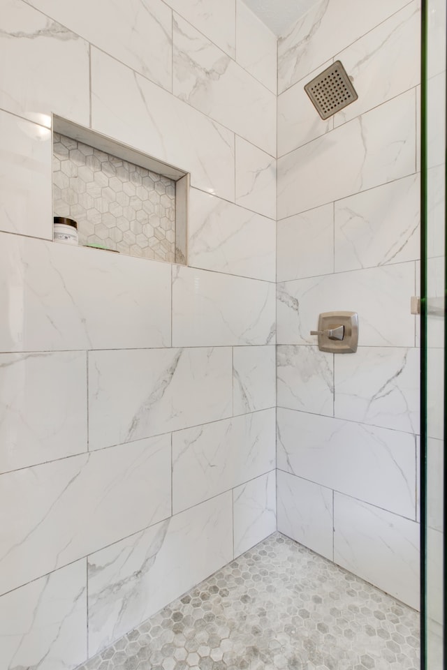 bathroom featuring a tile shower