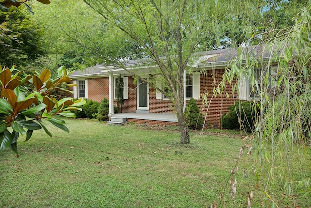 view of front of property featuring a front lawn