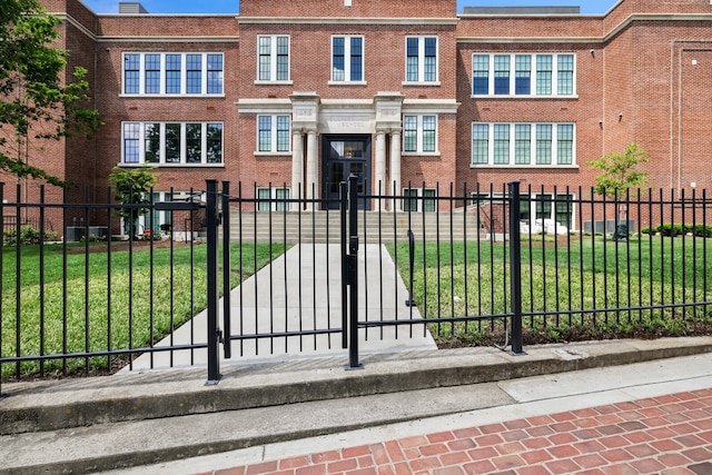 view of front of property with a front yard