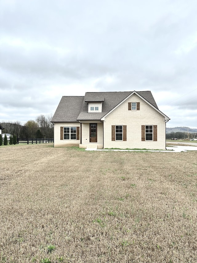 view of front of property featuring a front yard