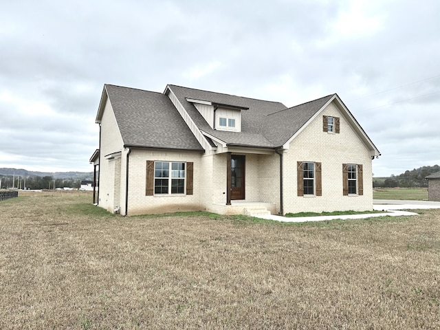 view of front of property featuring a front lawn