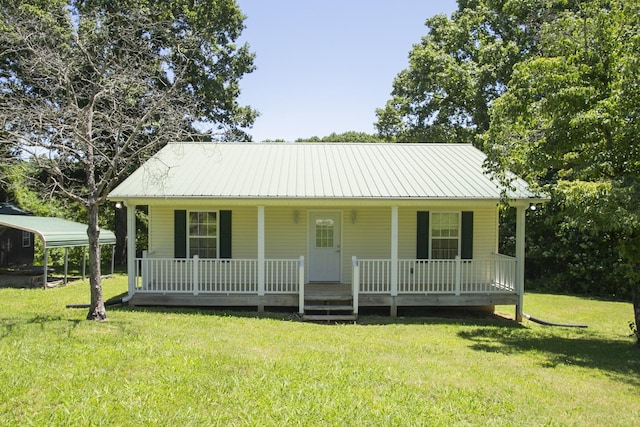 farmhouse inspired home featuring a carport and a front lawn