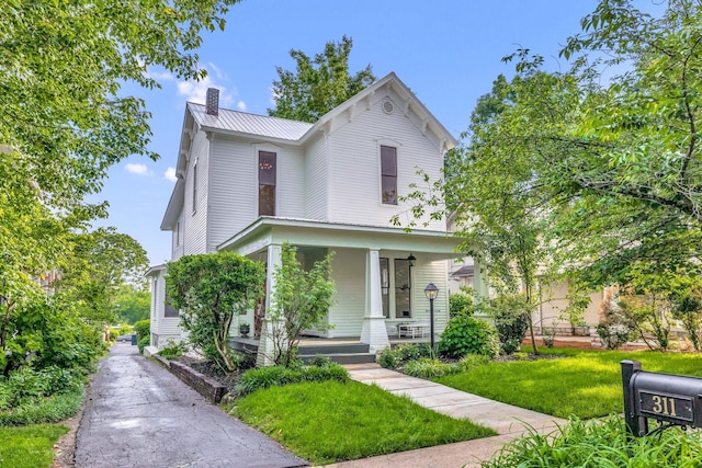 view of front of property with a front yard