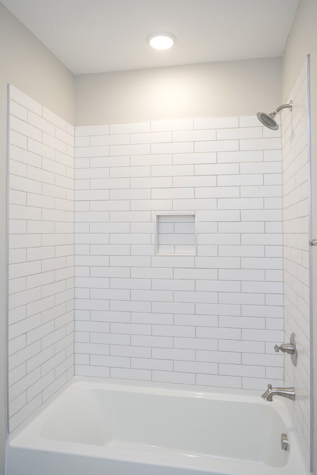 bathroom with tiled shower / bath combo