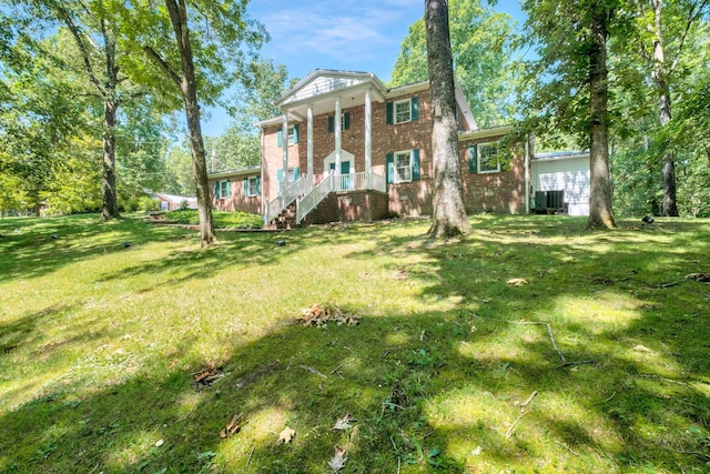 view of front of property featuring a front lawn