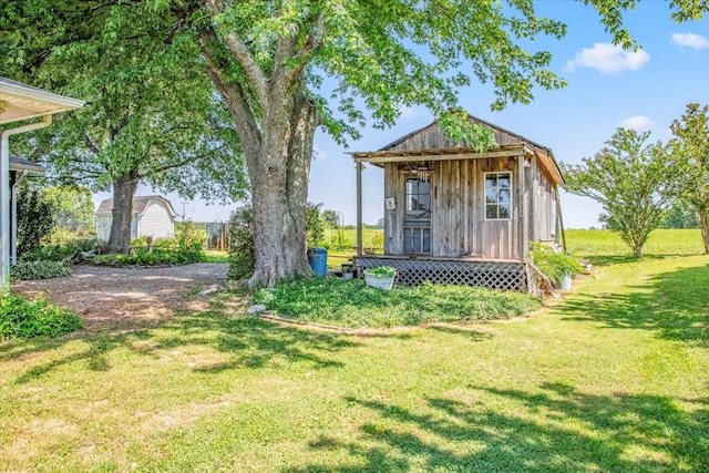 view of yard with an outdoor structure