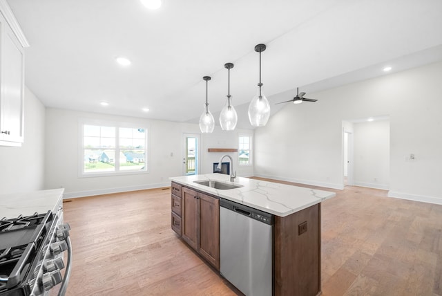 kitchen with sink, appliances with stainless steel finishes, an island with sink, ceiling fan, and light hardwood / wood-style floors