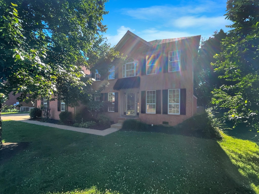 view of front facade featuring a front yard