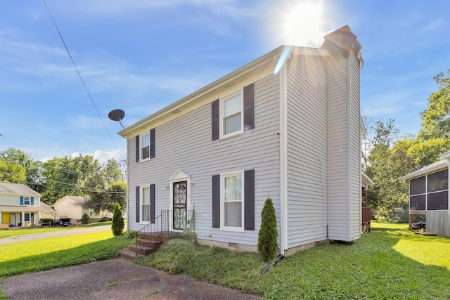 colonial house featuring a front lawn