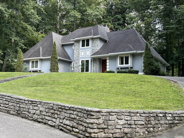 view of front facade featuring a front yard