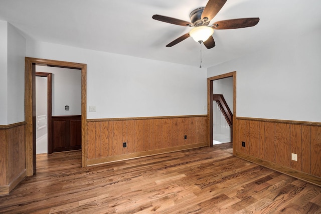 unfurnished room featuring ceiling fan and dark hardwood / wood-style floors