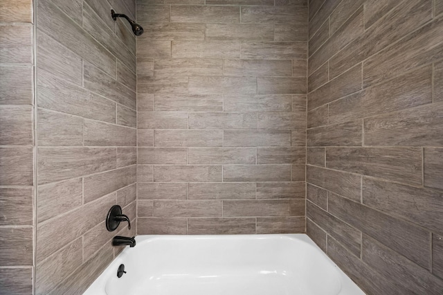 bathroom featuring tiled shower / bath