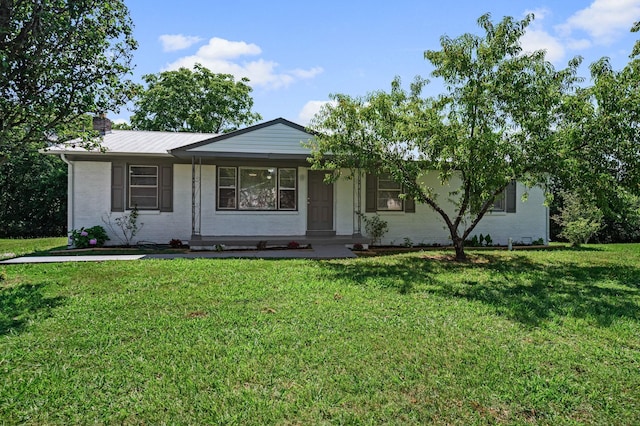 single story home with a front yard